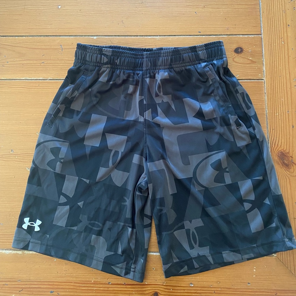 Boys Under Armour loose cut shorts size large